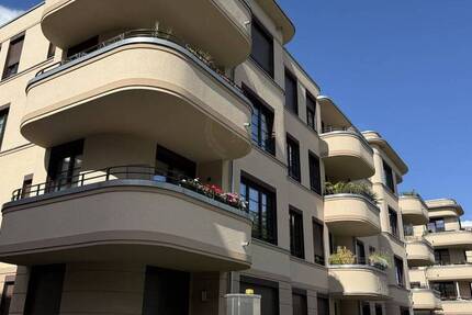Luxuriöse NeubauWohnung mit Dachterrasse, Jacuzzi, Balkon und Tiefgarage in Potsdam