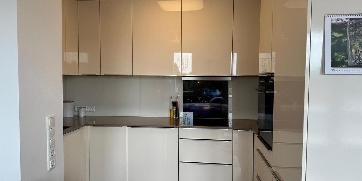 Hochwertig eingerichtete DG-Wohnung mit großer Dachterrasse u. schöner Aussicht auf den Hahneberg 4 zimmer