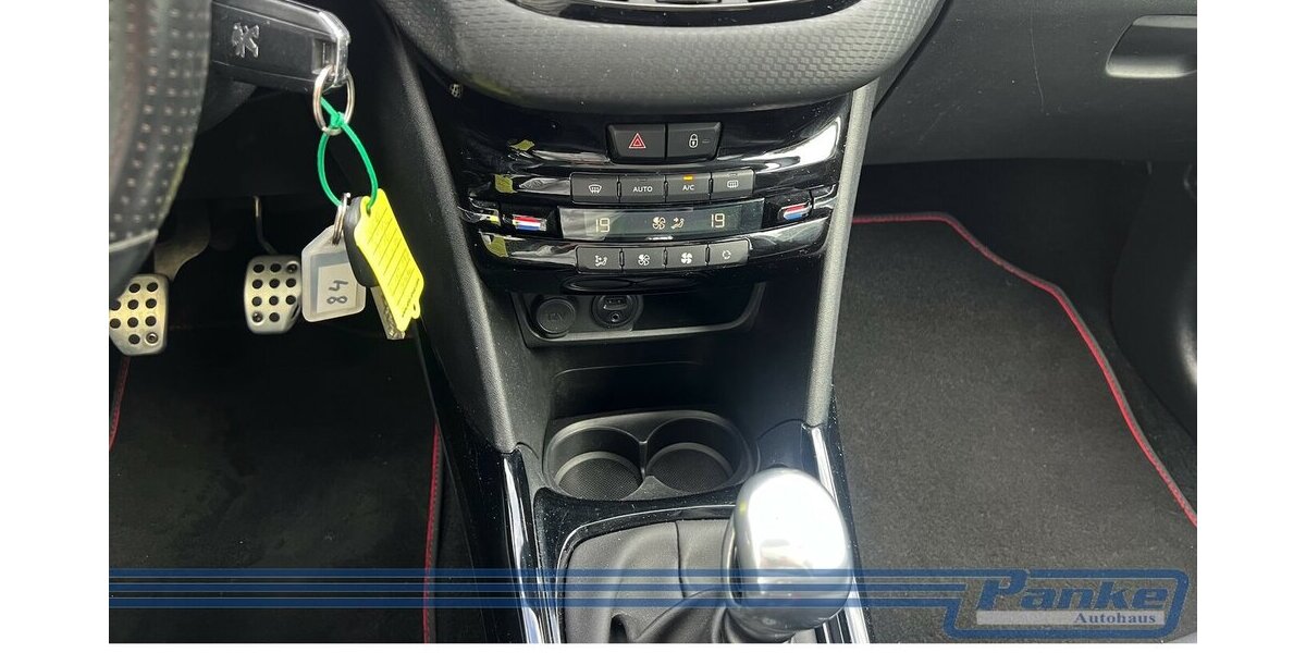 Peugeot 2008 1.2 PT 130 Allure*Pano*Navi*Leder*1-Hand* 79.035 km 11.990 &euro; Berlin 13187