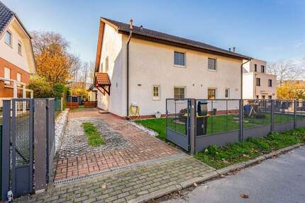 Freundliche Doppelhaushälfte mit Ausbaureserve nahe Orankesee 3 zimmer