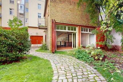 Kollwitzkiez pur: Stilvolle Remise mit Balkon im begrünten Hinterhof 2 zimmer