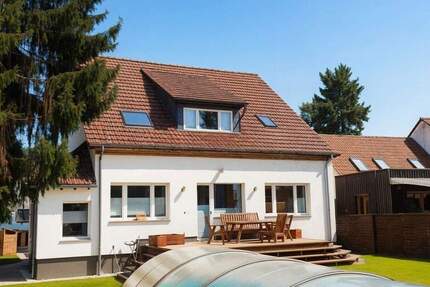 Viel Platz. Viel Flexibilität. Viel Potenzial. Saniertes Zweifamilienhaus mit großem Garten und Pool 8 zimmer