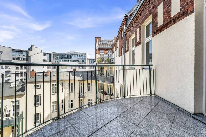 Wilmersdorf - Wohnen mit Charakter - Stilvolle AltbauWohnung mit zwei Balkonen und Lift