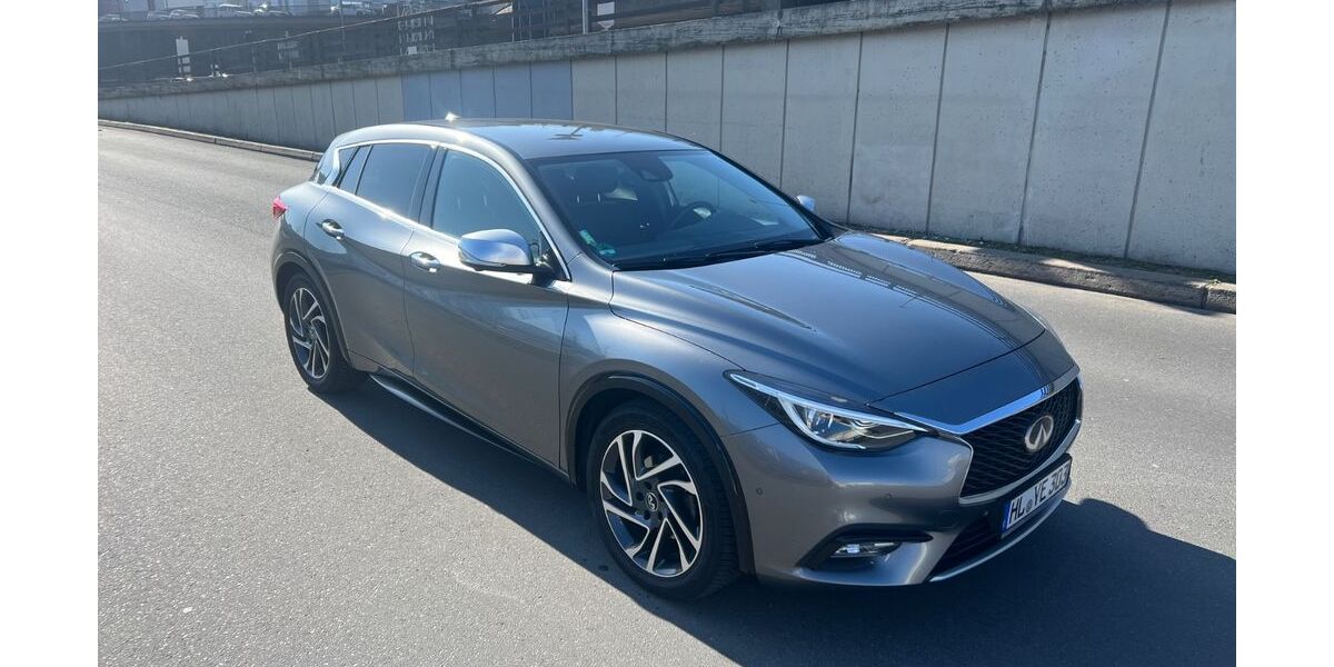 INFINITI Q30 165.972 km 10.980 &euro; Berlin 10627