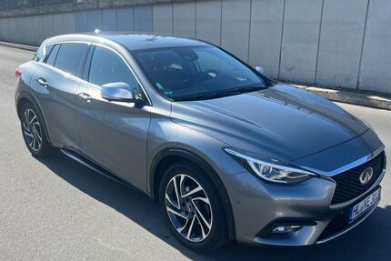 INFINITI Q30 165.972 km 9.980 &euro; Berlin 10627