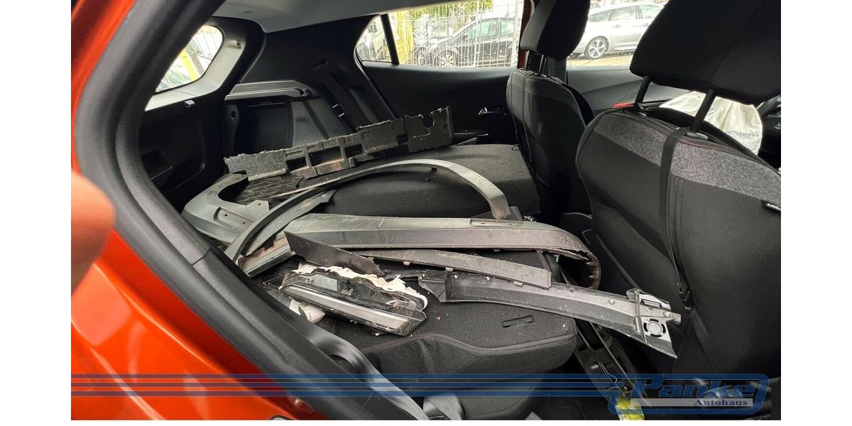 Peugeot 2008 1.2 PureTech 100 Active Pack*Unfall* 21.200 km 4.890 &euro; Berlin 13187