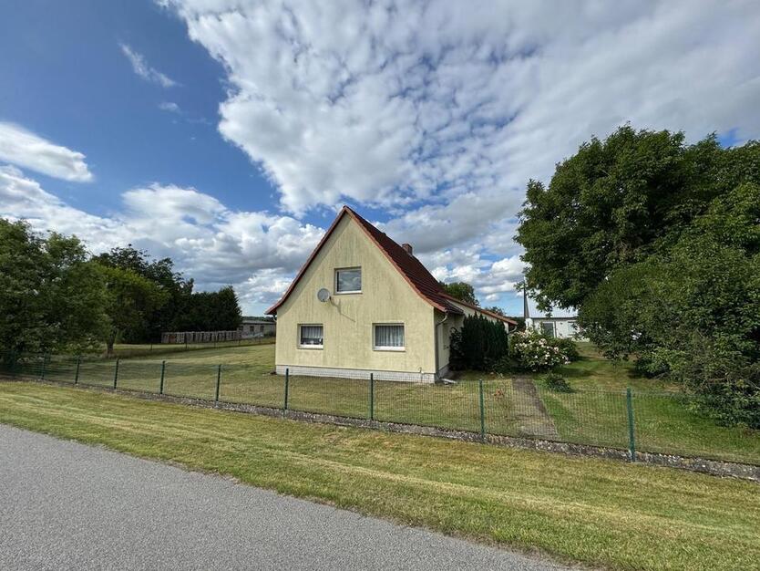 Bauernhaus mit Grundstück und Nebengebäuden