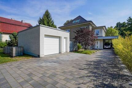Großzügiges Zweifamilienhaus mit Charme und modernem Gartenambiente