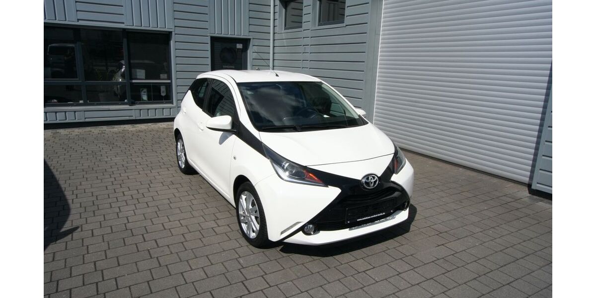 Toyota Aygo (X) 102.900 km 5.990 &euro; Berlin 13051