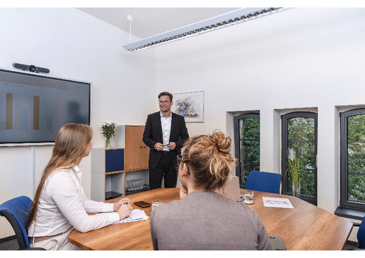 8-Personen-Konferenzraum Potsdam: 247 Zugang, möbliert zimmer