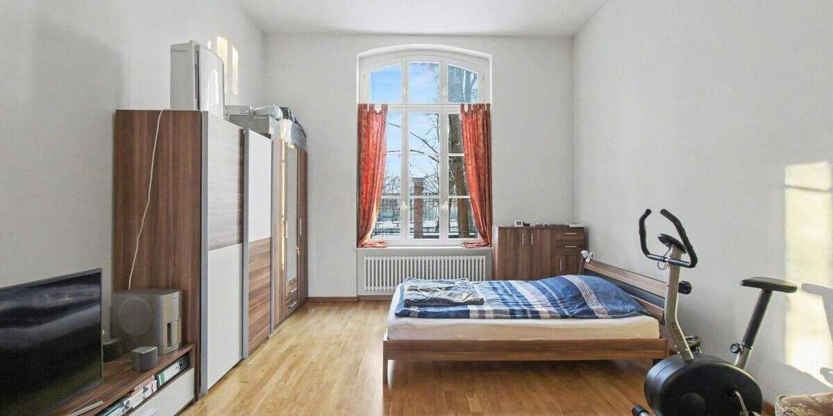 Vermietet: 1-Zimmer-Altbauwohnung (2004 kernsaniert) mit Balkon, Stellplatz und Denkmalschutz 1 zimmer