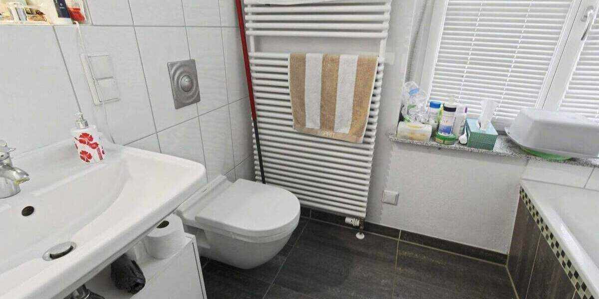 Vermietet: 1-Zimmer-Altbauwohnung (2004 kernsaniert) mit Balkon, Stellplatz und Denkmalschutz 1 zimmer