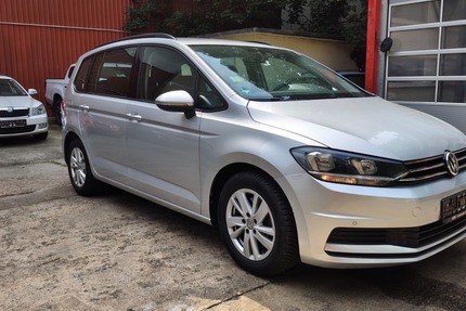 VW Touran Autom. Navi AHK 7 Sitze Comfortl. ACC BMT 72.050 km 21.800 &euro; Berlin 10247
