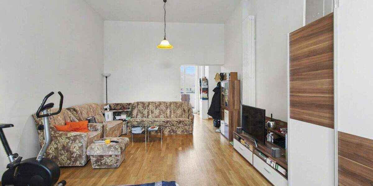 Vermietet: 1-Zimmer-Altbauwohnung (2004 kernsaniert) mit Balkon, Stellplatz und Denkmalschutz 1 zimmer