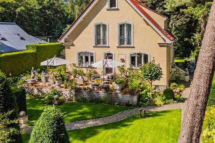 Haus zum Kaufen in Kleinmachnow 1.790.000 € 260.1 m² 9 zimmer