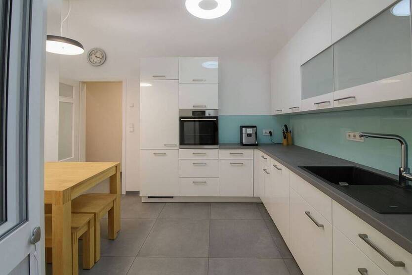 Stilvolle 4-Zimmer-Erdgeschoßwohnung mit Gartenfläche im Herzen Berlins (2019 modernisiert)