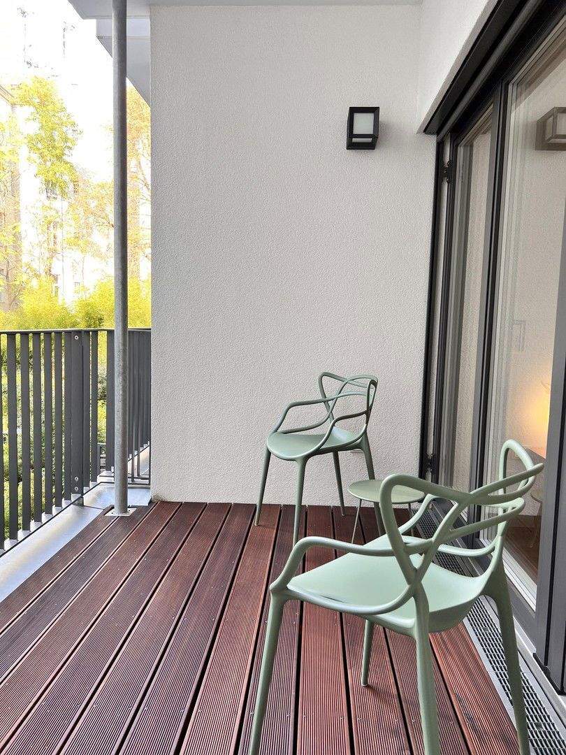 Neubau Kudamm . Olivaer Platz . MÖBLIERT . EBK . HWR . Loggia . Gäste-WC . 3 m Decke 2 zimmer