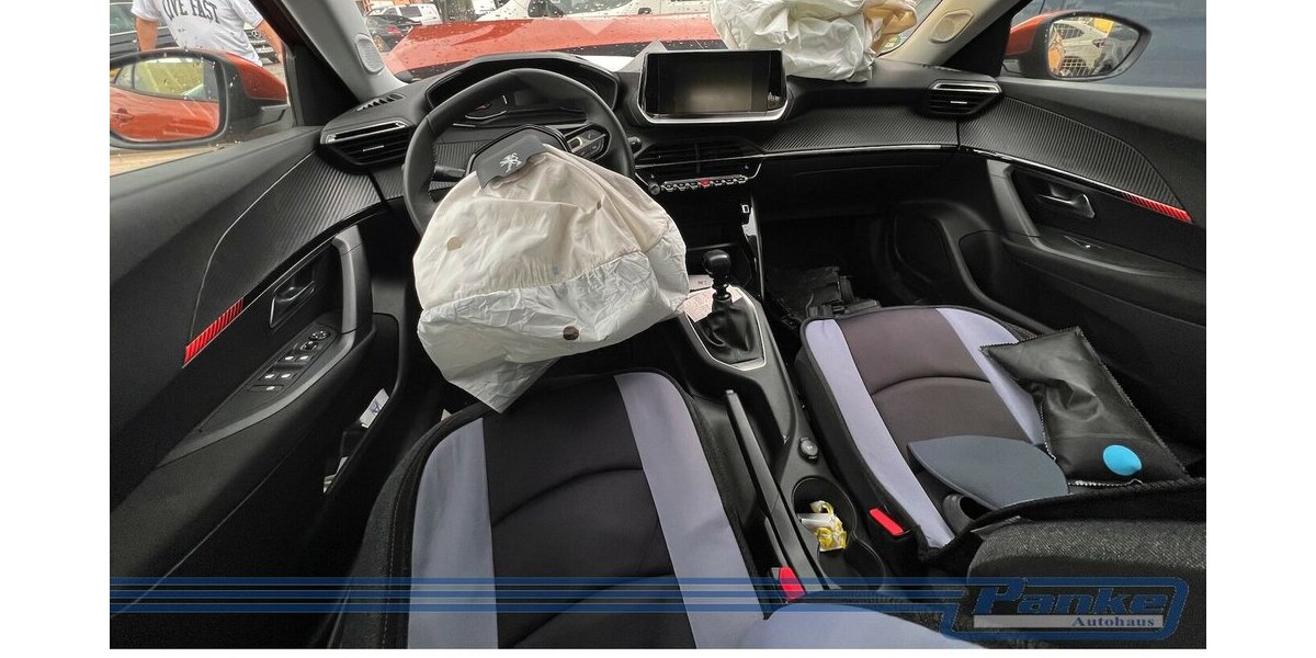 Peugeot 2008 1.2 PureTech 100 Active Pack*Unfall* 21.200 km 4.890 &euro; Berlin 13187