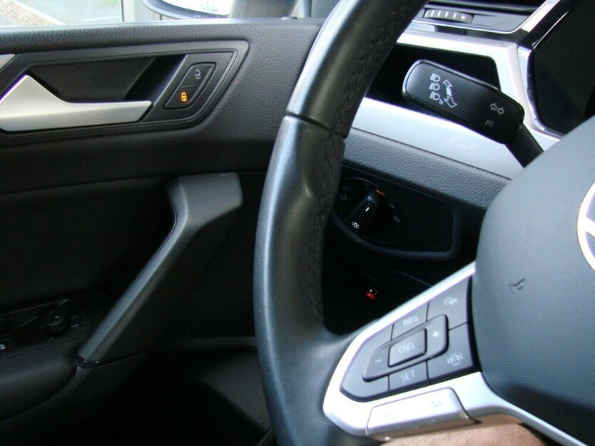 VW Touran 2.0TDI TAXI 7-Sitzer Leder Kamera AHK 89.165 km 27.980 € Falkensee 14612