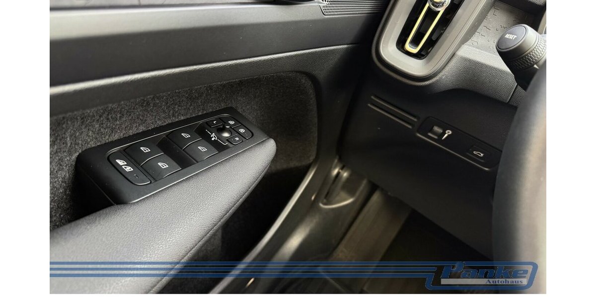 Volvo XC40 Essential 2WD 8G*LED*Virtuall*PDC*BT*Tempo* 15.156 km 26.990 &euro; Berlin 13187