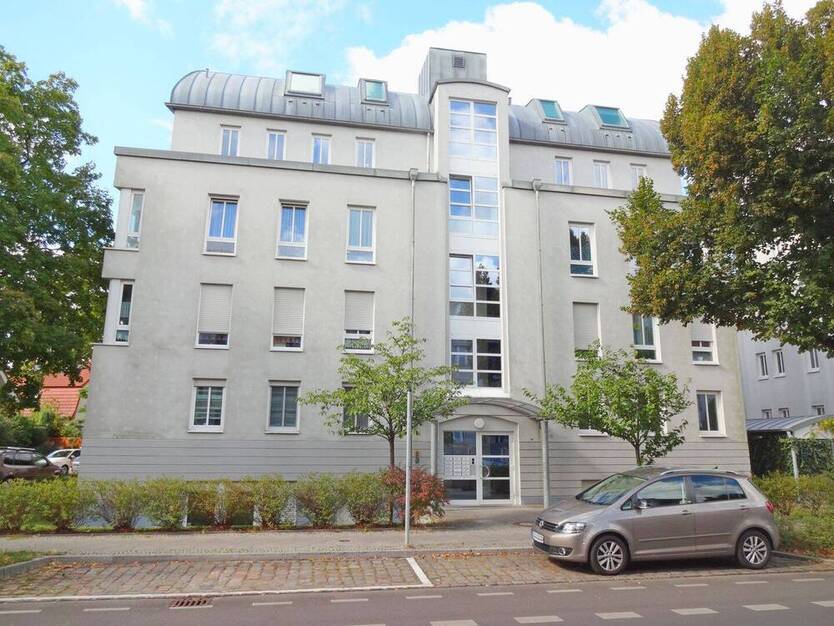 Renovierungsbedürftige Komfortwohnung mit Terrasse und GemeinschaftsschwimmbadSauna 2 zimmer