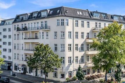 Wilmersdorf - Wohnen mit Charakter - Stilvolle AltbauWohnung mit zwei Balkonen und Lift