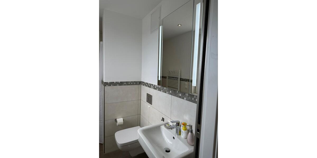 Hochwertig eingerichtete DG-Wohnung mit großer Dachterrasse u. schöner Aussicht auf den Hahneberg 4 zimmer