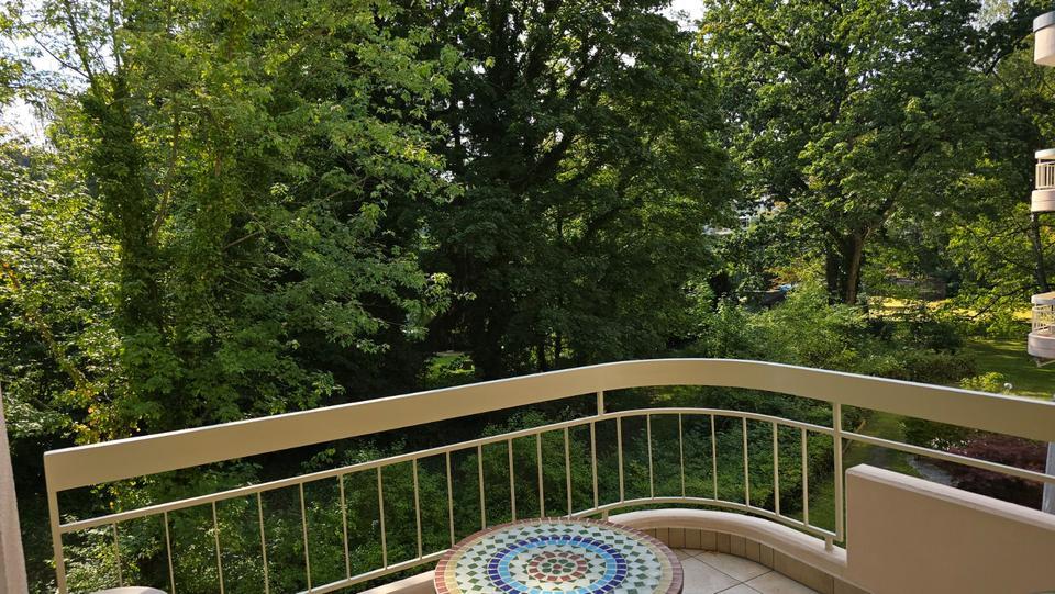 Provisionfrei ! Stunning 2-Bedroom Flat with Lake View & Pool