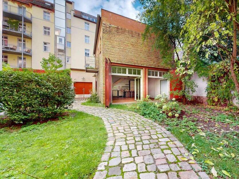 Kollwitzkiez pur: Stilvolle Remise mit Balkon im begrünten Hinterhof 2 zimmer