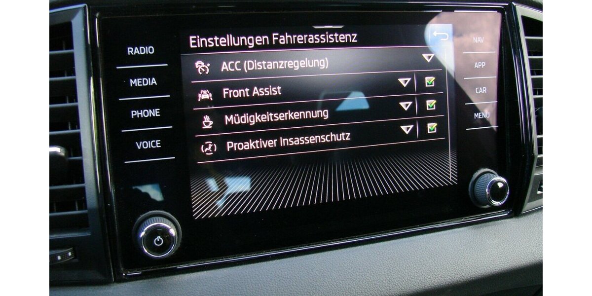 Skoda Karoq 1.5TSi Sportline ACC Navi LED Kamera 33.284 km 28.980 &euro; Falkensee 14612