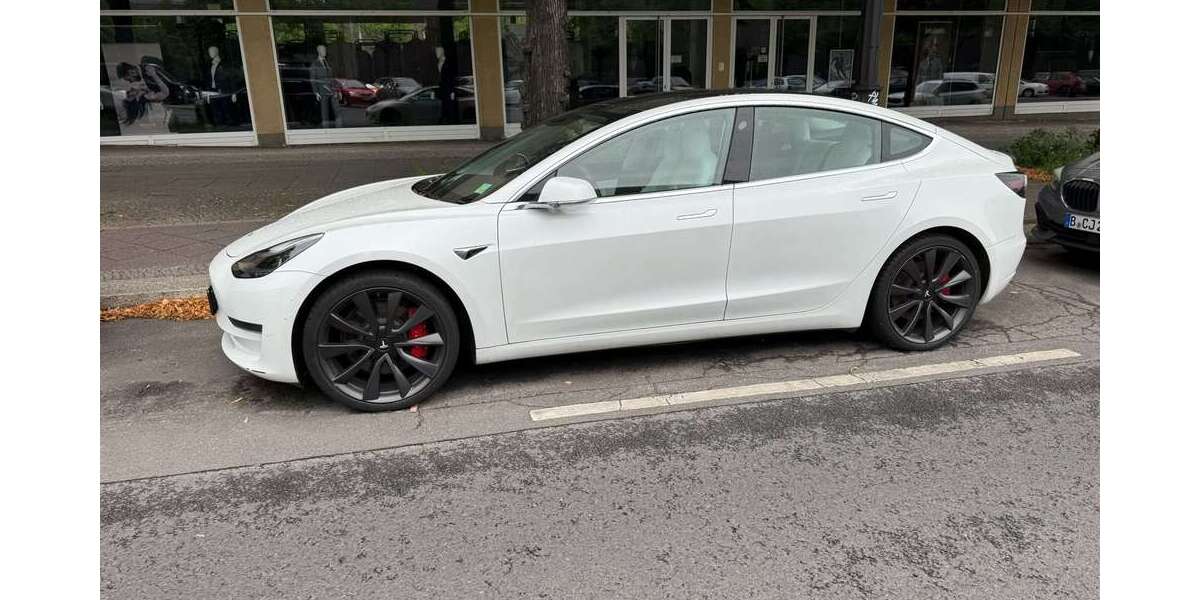 Tesla Model 3 21.000 km 28.900 € Berlin 14059