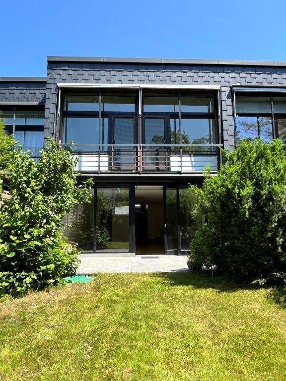 ca. 67 m² Garten inkl. Terrasse, Gemeinschafts-Sauna, -Schwimmbad und Garage 4 zimmer