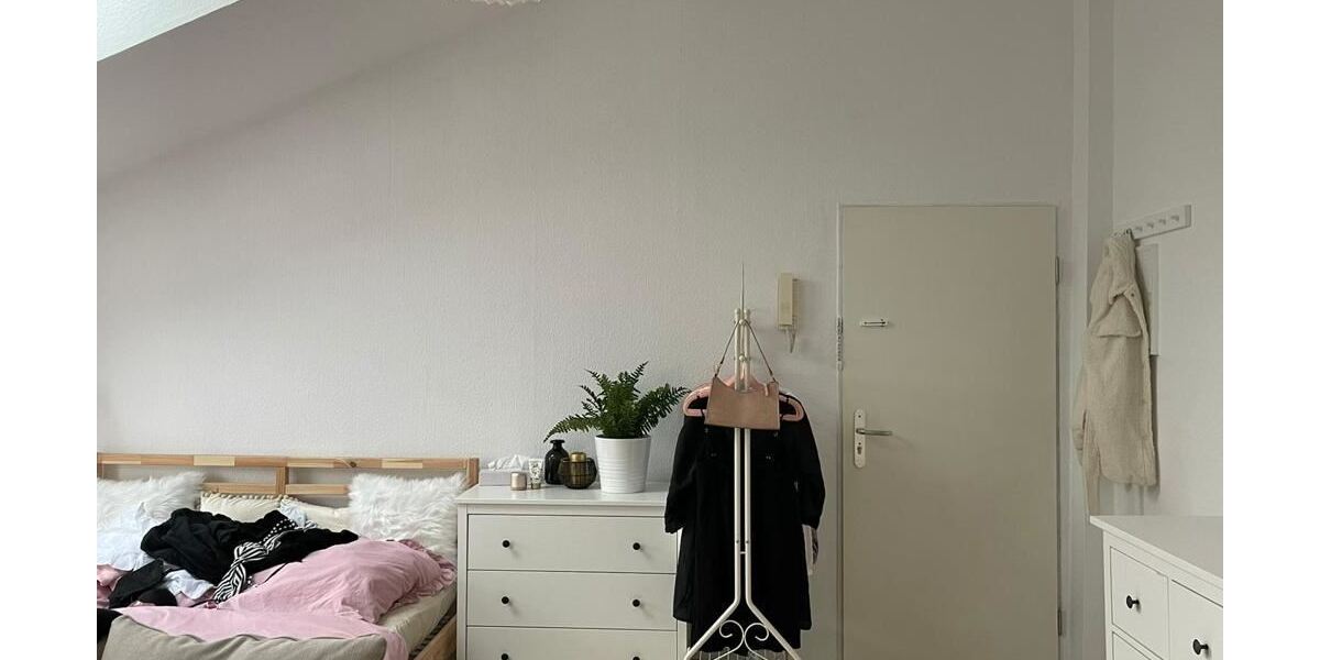 Charmant möblierte Dachgeschosswohnung mit Altbauflair, Blick ins Grüne und attraktiver Rendite in Potsdam-Charlottenhof - Dachgeschoßwohnung Potsdam Potsdam West | Angebot:26933221
