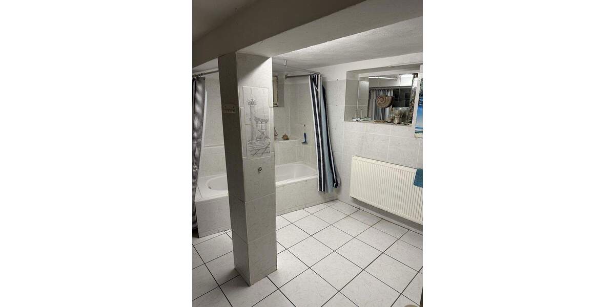 Großzügiges Einfamilienhaus (Mehrgenerationenhaus) in verkehrsberuhigter Seitenstraße 8 zimmer