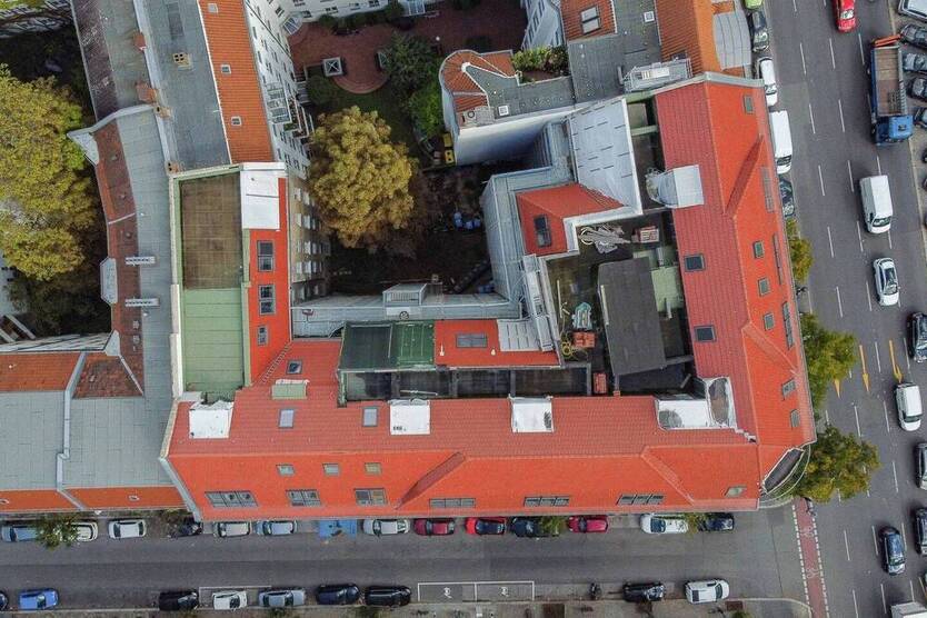 Stilvolle 4-Zimmer-Erdgeschoßwohnung mit Gartenfläche im Herzen Berlins (2019 modernisiert)