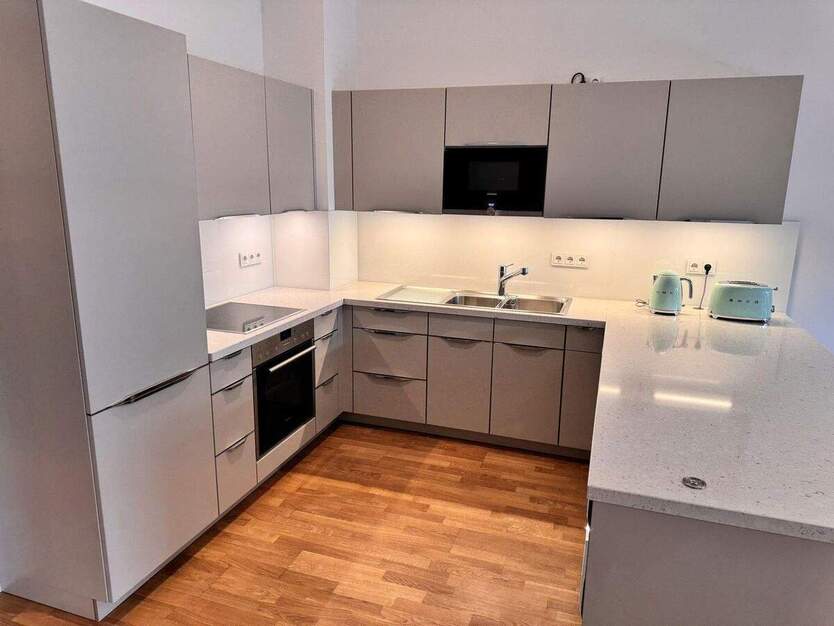 Neubau Kudamm . Olivaer Platz . MÖBLIERT . EBK . HWR . Loggia . Gäste-WC . 3 m Decke 2 zimmer