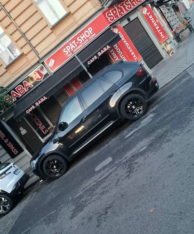 BMW X5 211.000 km 11.000 € Berlin 10178