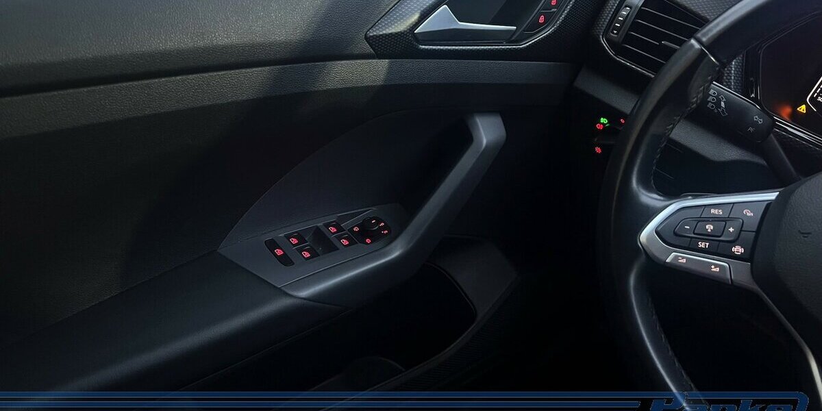 VW T-Cross 1.0 TSI R-Line DSG OPF*ACC*NAV*RFK*LED* 81.393 km 17.890 &euro; Berlin 13187