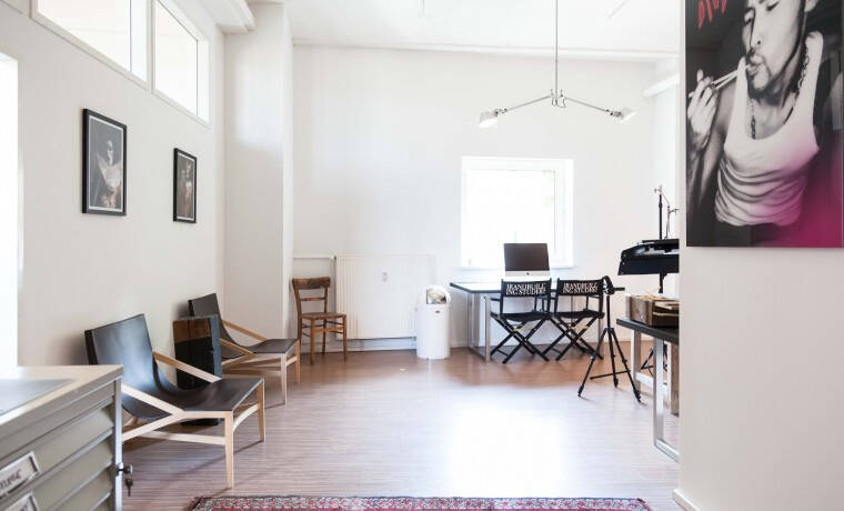 Büroraum und Desks in hellem und modernen DESIGNSTUDIO - All-in-Miete