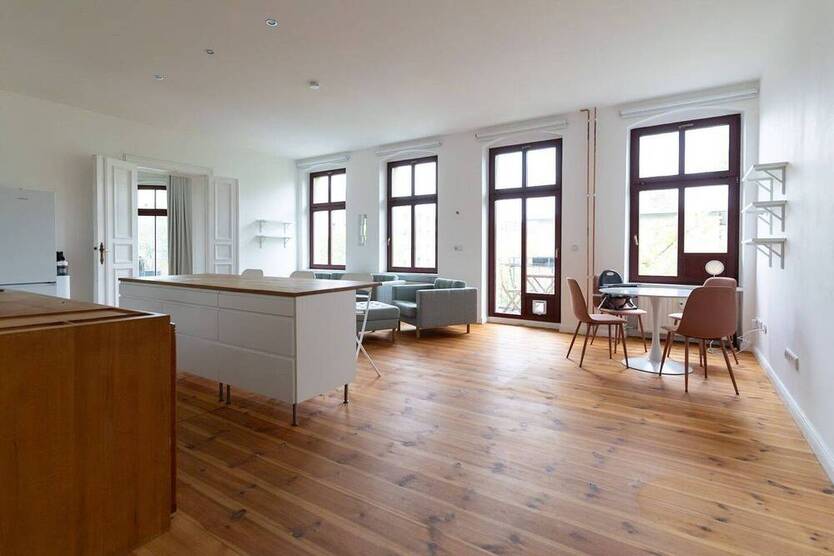 Renovierte AltbauWohnung im Loft-Stil mit zwei Balkonen.