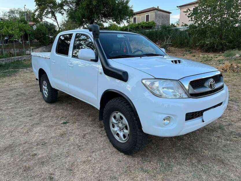 Toyota Hilux 156.000 km 17.550 € Berlin 10557