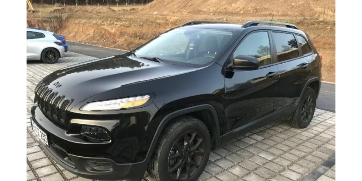 Jeep Cherokee 181.000 km 10.900 € Berlin 13629