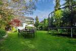 Großzügiges Familienhaus mit 4 Wohnbereichen, Garten und Indoor-Pool