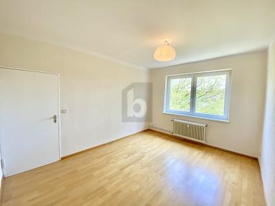 HELL, RUHIG MIT BALKON