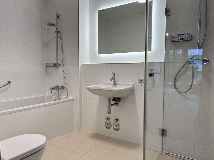 Neubau Kudamm . Olivaer Platz . MÖBLIERT . EBK . HWR . Loggia . Gäste-WC . 3 m Decke 2 zimmer