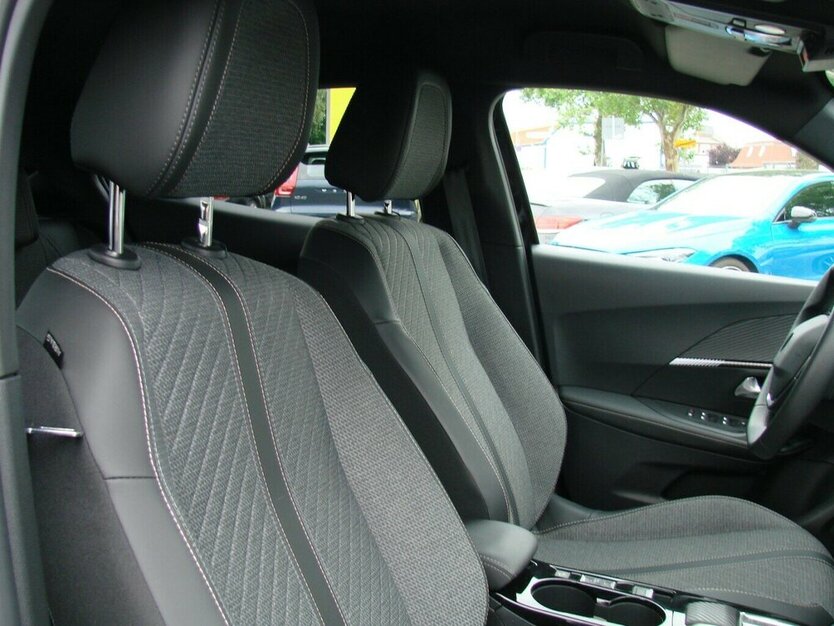 Peugeot 2008 1.2 Allure ACC MirrorLink Kamera LED 16.743 km 20.980 € Falkensee 14612