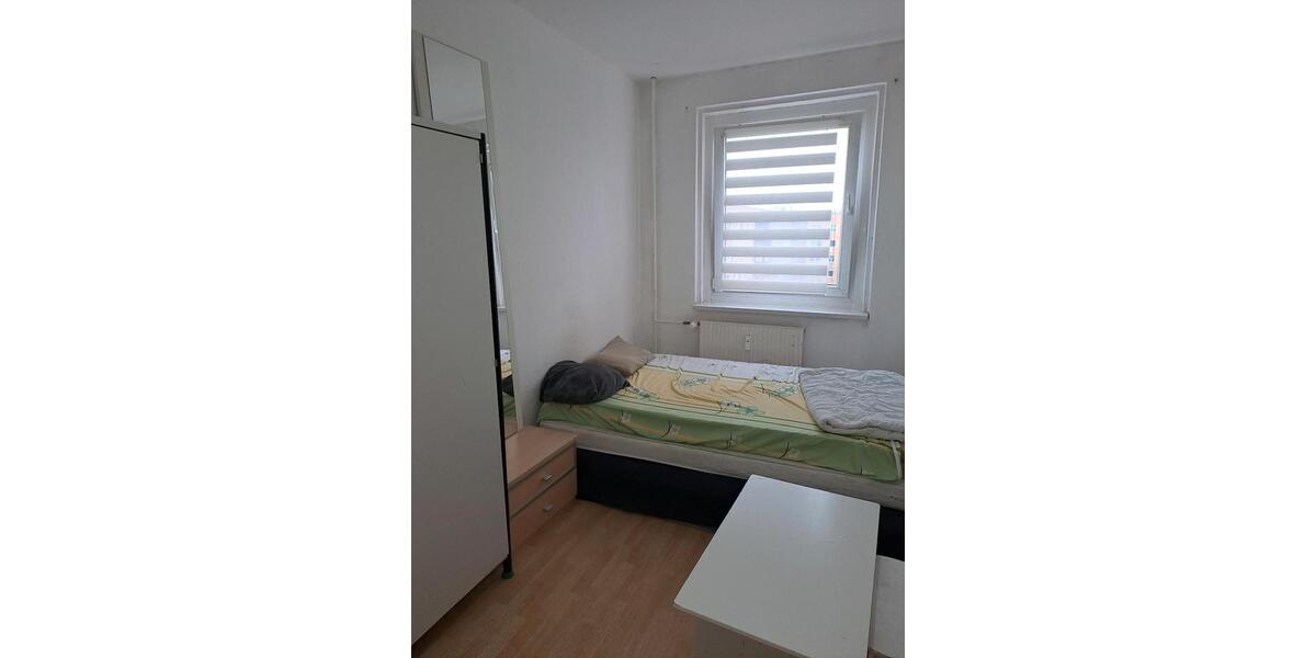 Helles Zimmer in 2-Zimmer-Wohnung mit Balkon zimmer