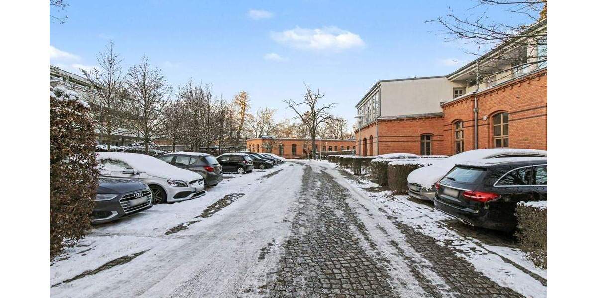 Vermietet: 1-Zimmer-Altbauwohnung (2004 kernsaniert) mit Balkon, Stellplatz und Denkmalschutz 1 zimmer