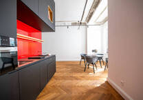 Idylle im Hofgarten: Studio-Apartment mit Design-Kubus und Balkon