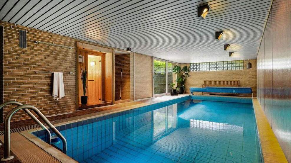 Großzügiges Mehrgenerationenhaus mit 4 Wohnbereichen und Indoor-Pool 1 zimmer